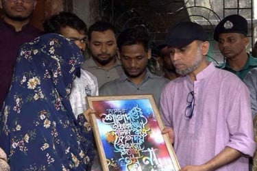 বাড়ি গিয়ে জুলাই অভ্যুত্থানের শহীদদের স্মৃতি সংগ্রহ করলেন উপদেষ্টা