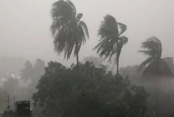 দুপুরের মধ্যে ১১ জেলায় ৬০ কিলোমিটার বেগে ঝড়ের আশঙ্কা