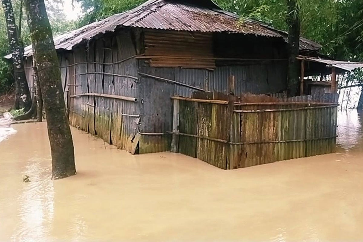 সিলেটে লোকালয়ে ঢুকছে কুশিয়ারা নদীর পানি