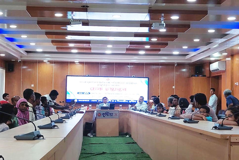 কুষ্টিয়ায় সড়ক দুর্ঘটনায় হতাহত পরিবারের মাঝে চেক বিতরণ