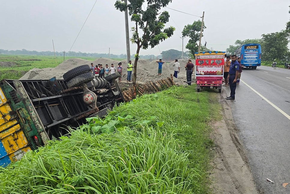 উদ্ধার কাজে আসা পুলিশের ভ্যানে কাভার্ডভ্যানের ধাক্কা, ৪ গাড়ি খাদে
