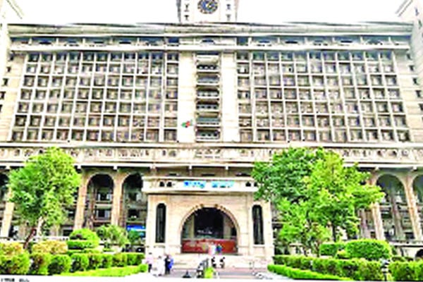 এখনো স্লোগানে উত্তাল নগর ভবন