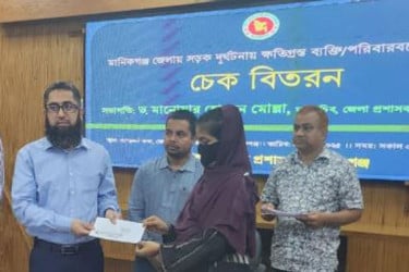 মানিকগঞ্জে সড়ক দুর্ঘটনায় নিহতদের পরিবার পেল অনুদান