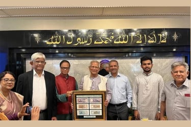 প্রধান উপদেষ্টার কাছে নতুন ৬টি ব্যাংক নোট হস্তান্তর গভর্নরের