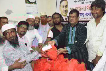 বরিশালে সংবাদপত্র হকার্স ইউনিয়নের সদস্যদের মাঝে ঈদ উপহার বিতরণ
