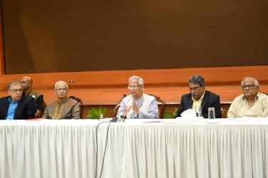 রাজনৈতিক দলের নেতাদের সঙ্গে বৈঠকে প্রধান উপদেষ্টা