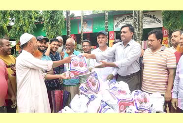 দীঘিনালায় আশ্রয়কেন্দ্রে বিএনপির খাদ্য সহায়তা