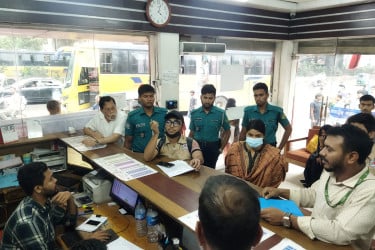 চট্টগ্রামে এখনো ঈদ যাত্রার চাপ পড়েনি ট্রেনে, বাসেও বাড়েনি যাত্রীদের ভিড়