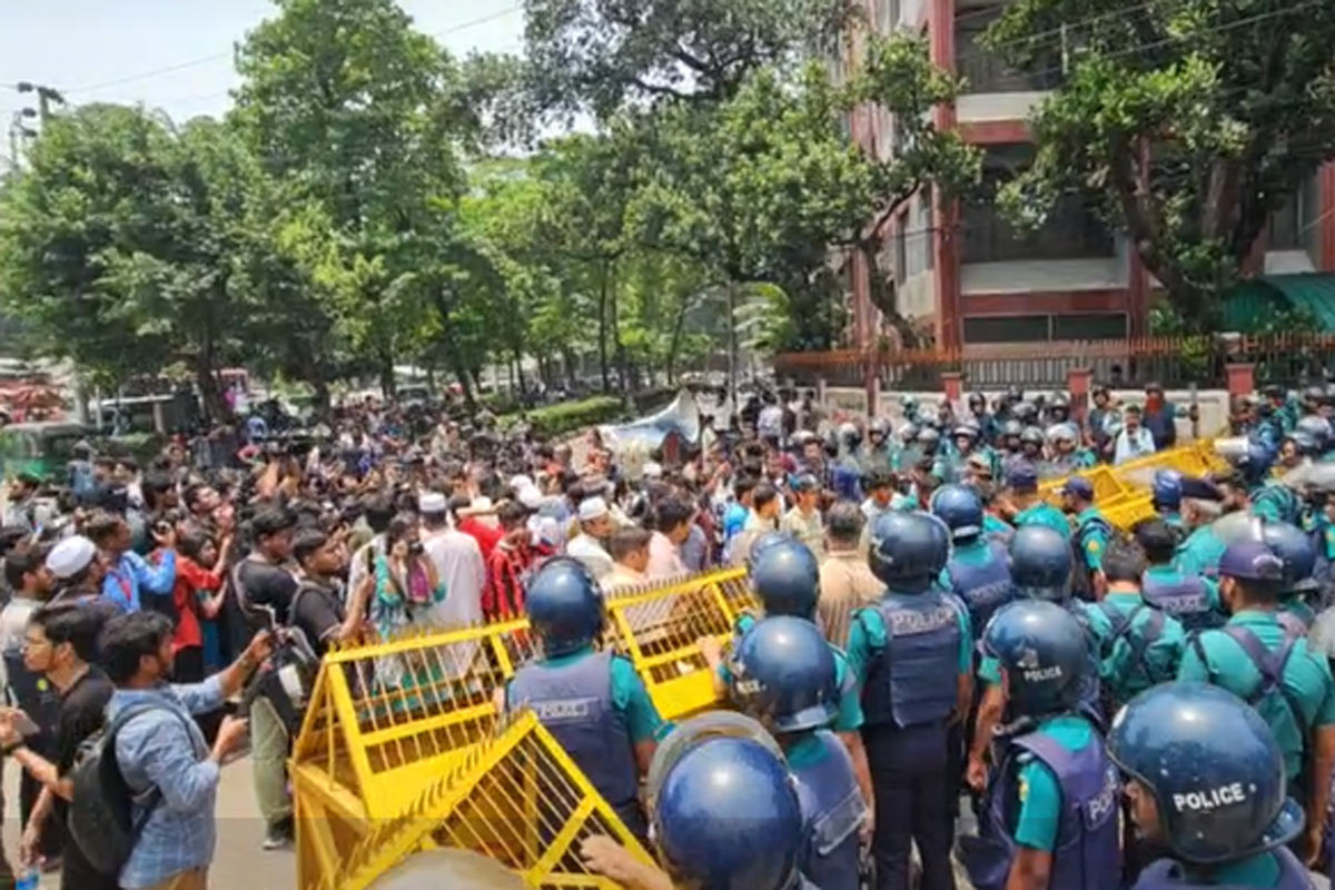সচিবালয়ের সামনে পুলিশ-জুলাই ঐক্য মুখোমুখি