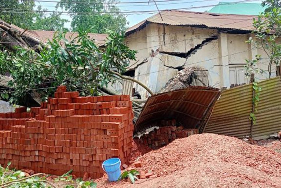 ঘূর্ণিঝড়ে বোচাগঞ্জে ব্যাপক ক্ষয়ক্ষতি