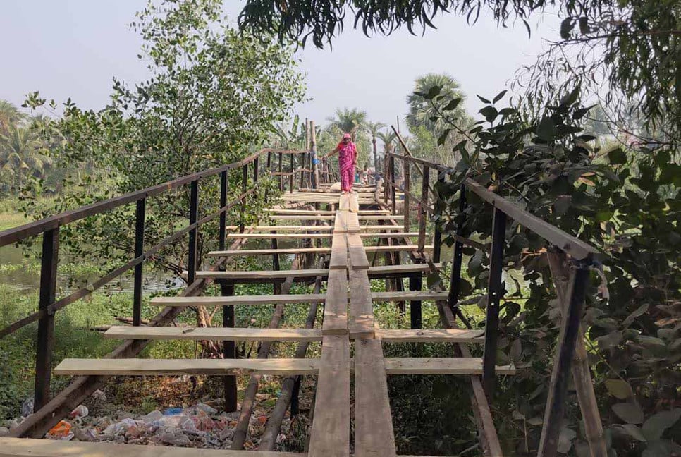 ভাঙা কাঠের সেতুতে ১০ গ্রামের মানুষের ঝুঁকিপূর্ণ চলাচল