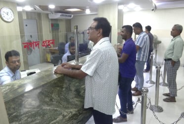 আজ থেকে যেসব এলাকায় রাত ১০টা পর্যন্ত ব্যাংক খোলা