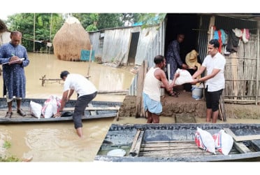মৌলভীবাজারে বন্যার্তদের মাঝে ত্রাণ বিতরণ