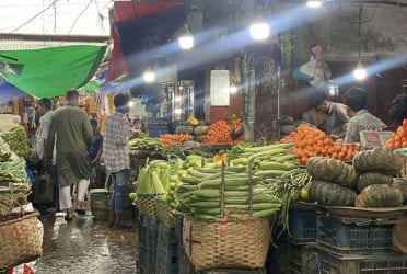 ফেনীতে সবজির বাজারে স্বস্তি