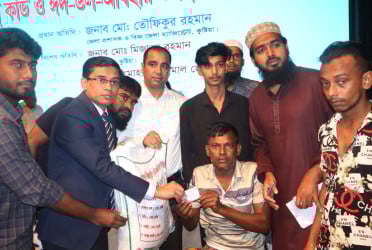 কুষ্টিয়ায় গণঅভ্যুত্থানে আহতদের মাঝে হেলথ কার্ড ও ঈদ সামগ্রী বিতরণ