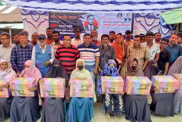 বগুড়ায় কর্মহীন নারীদের মাঝে সেলাই মেশিন বিতরণ