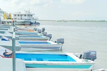কাজিরহাট-আরিচা নৌরুটে স্পিডবোট চলাচল বন্ধ, ভোগান্তিতে যাত্রীরা