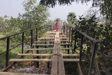 ভাঙা কাঠের সেতুতে ১০ গ্রামের মানুষের ঝুঁকিপূর্ণ চলাচল