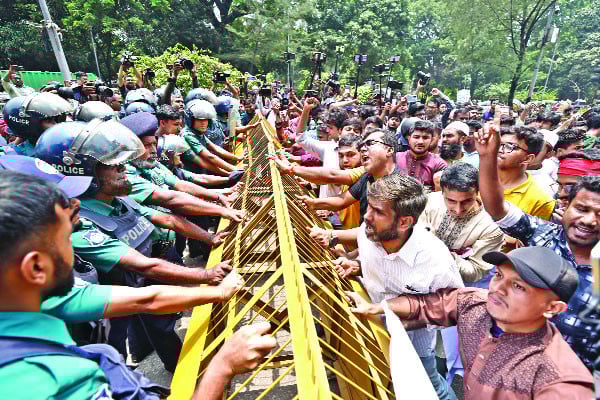 আওয়ামী লীগ মুক্ত সচিবালয়ের দাবিতে সচিবালয় ঘেরাও
