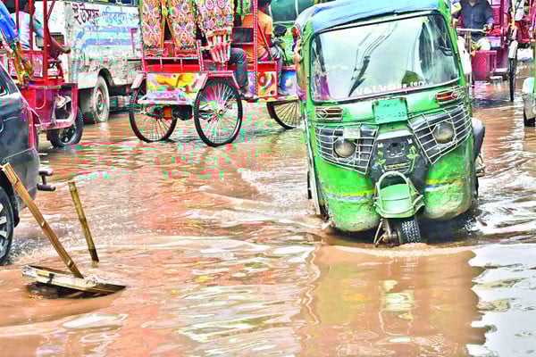 রাজধানীর বাসাবো-মাদারটেক সড়কের বেহাল দশা