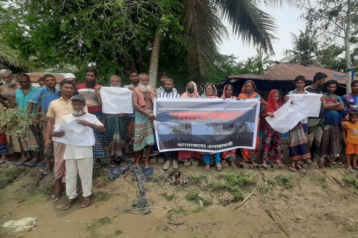 বাগেরহাটে টেকসই বেড়িবাঁধের দাবিতে মানববন্ধন