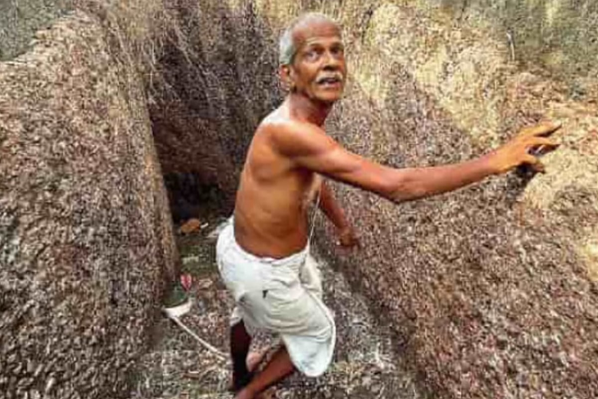 পাথর কেটে খরাক্লিষ্ট গ্রামে পানি আনলেন ৭৬ বছরের বৃদ্ধ!