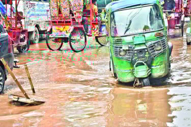 রাজধানীর বাসাবো-মাদারটেক সড়কের বেহাল দশা
