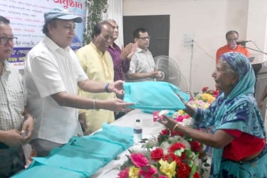 লোকনাথ ব্রহ্মচারীর তিরোধান উৎসবে দরিদ্রদের মাঝে বস্ত্র বিতরণ