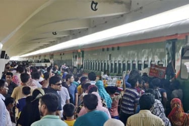 কমলাপুরে ঘরমুখো মানুষের ভিড়