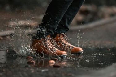 বর্ষায় যেভাবে নেবেন চামড়ার জুতার যত্ন