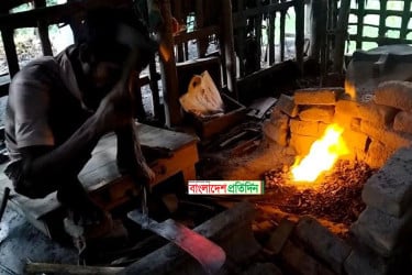 কোরবানির ঈদ ঘিরে ব্যস্ততা ঝিনাইদহের কামার পল্লীতে