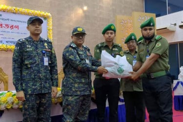 খাগড়াছড়িতে আনসার ও ভিডিপি সদস্যদের মাঝে ঈদ সামগ্রী বিতরণ