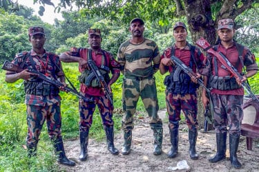 গ্রামবাসীর হাতে আটক সেই বিএসএফ সদস্যকে ফেরত দিল বিজিবি