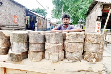 কোরবানির আগে দিনাজপুরে মাংস কাটার 'খাটিয়া' বিক্রির ধুম