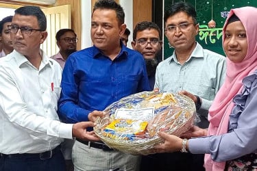 নীলফামারীতে গণঅভ্যুত্থানে শহিদ-আহত পরিবারের মাঝে ঈদ উপহার বিতরণ