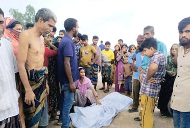 সুপারভাইজার ও হেলপারের ধাক্কায় বাসের নিচে যাত্রী, চাকায় পিষ্ট হয়ে মৃত্যু