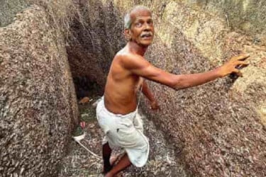 পাথর কেটে খরাক্লিষ্ট গ্রামে পানি আনলেন ৭৬ বছরের বৃদ্ধ!