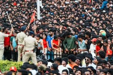 আরসিবির জয়োৎসবে পদদলিত হয়ে ১১ জনের মৃত্যু