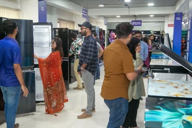 ঈদ উৎসবে জমজমাট ওয়ালটন ফ্রিজের বিক্রি