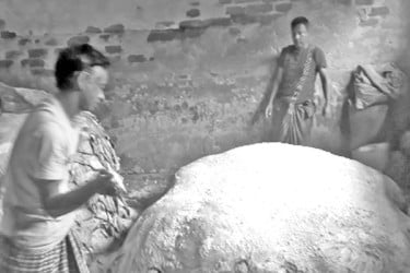 বকেয়া পাওনা না পাওয়ায় চামড়া কেনায় অনিশ্চয়তা