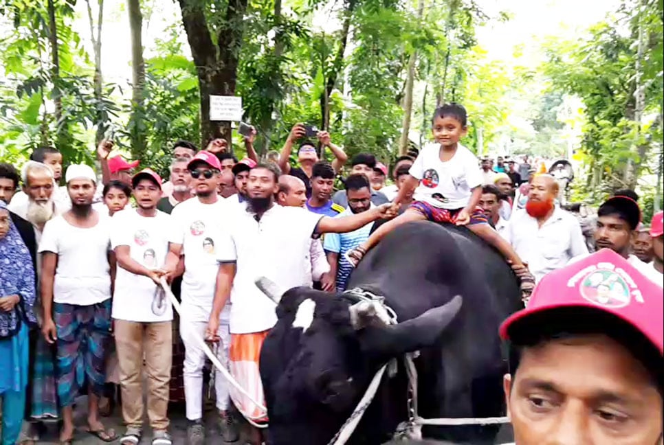 খালেদা জিয়াকে উপহার দিতে ‘কালো মানিক’ নিয়ে ঢাকার পথে কৃষক সোহাগ