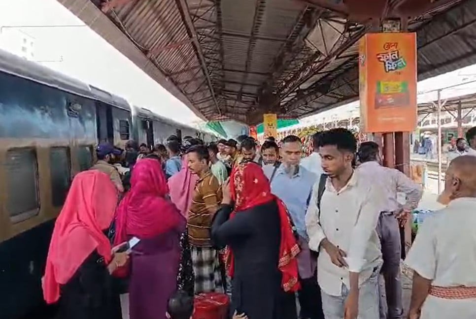 চট্টগ্রাম স্টেশনে যাত্রীদের চাপ, তবে স্বস্তি নিয়ে ফিরছে বাড়ি
