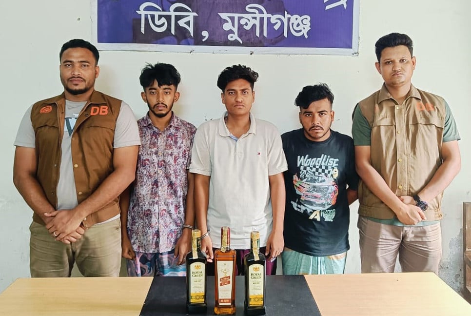 মুন্সিগঞ্জে বিদেশি মদসহ গ্রেফতার ৩