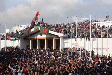 কুক্ষিগত হয়ে গেল জুলাই বিপ্লব?