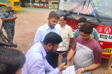 বাসে অতিরিক্ত ভাড়া আদায়, ৭৪ হাজার টাকা জরিমানা