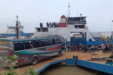 পাটুরিয়া ঘাটে ঘরমুখো মানুষ ও যানবাহনের চাপ