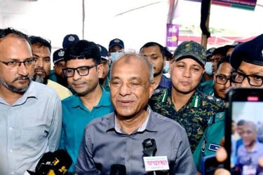 দুর্নীতিবাজরা নেই, তাই গরুর দাম কম : স্বরাষ্ট্র উপদেষ্টা