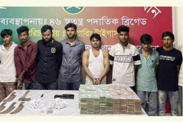 জেনেভা ক্যাম্পে ফার্মেসি থেকে উদ্ধার চার বস্তা টাকা, অস্ত্রসহ গ্রেফতার ১০