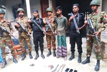 মহেশপুরে যৌথ বাহিনীর অভিযান: আগ্নেয়াস্ত্রসহ যুবক গ্রেফতার