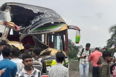 টঙ্গীতে দুই বাসের মুখোমুখি সংঘর্ষ, আহত ৩০